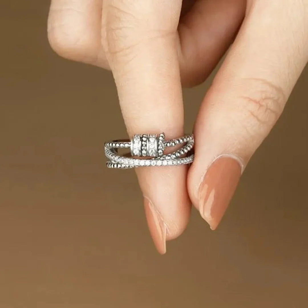 Detailaufnahme: Zirkon Anti-Stress Ring, drehbar für Hände, die einen Fokuspunkt brauchen, schöner Schmuck.