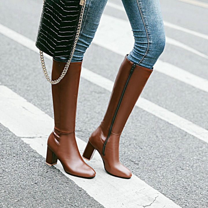 Elegante Damen Stiefeletten mit Reißverschluss. Modische Damenschuhe mit Blockabsatz für zeitlosen Chic.