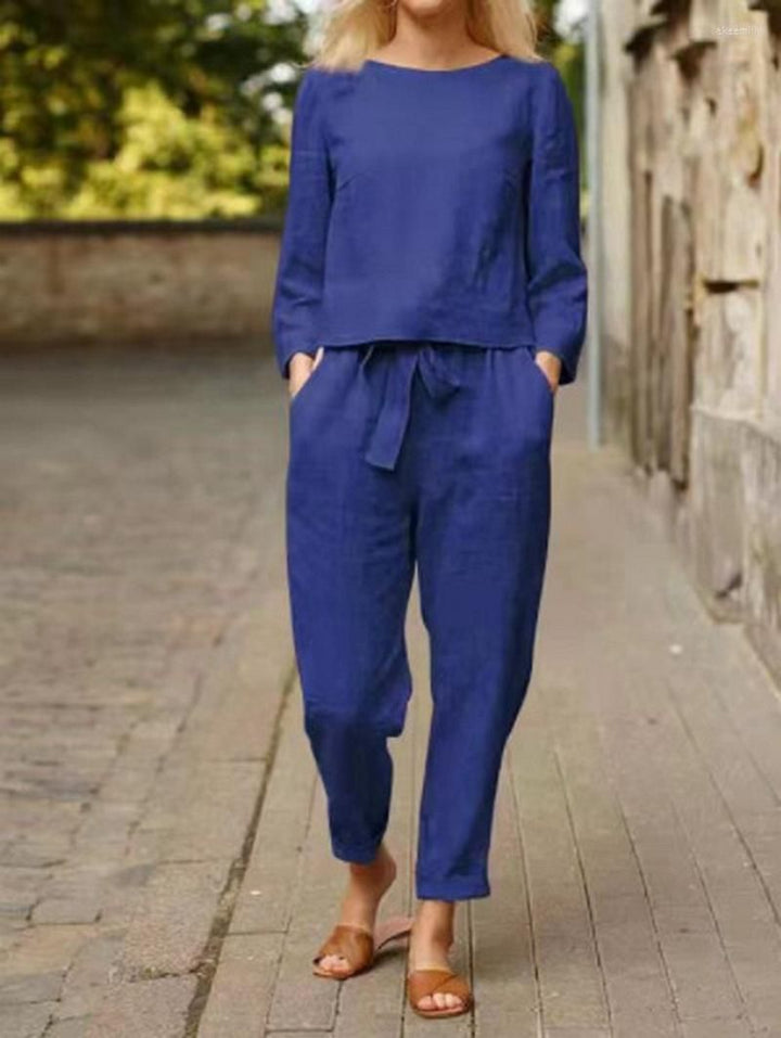 Model trägt Damen Freizeit Set. Lässiges Oberteil & bequeme Hose, perfekt für Komfortmode & Entspannung.