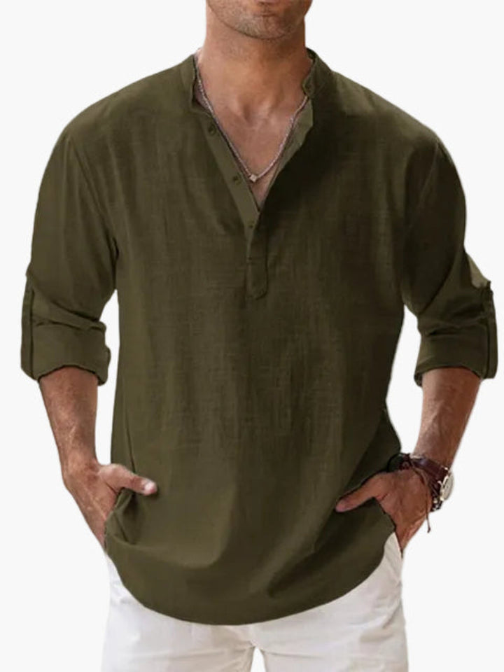 Lässig-elegantes Herrenhemd im Henley-Stil mit praktischen Krempelärmeln, ideal für warme Tage & Urlaub.