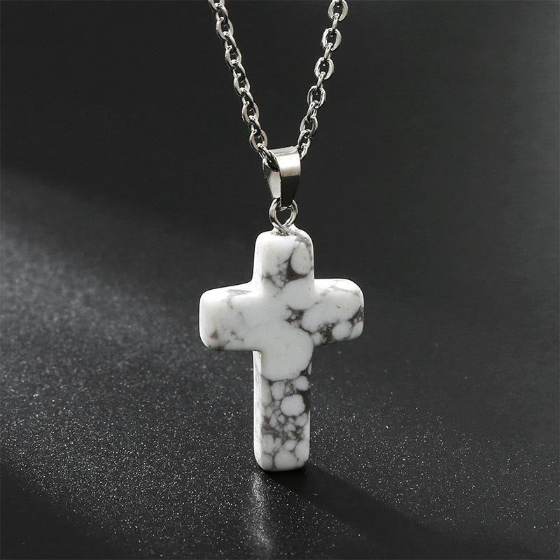 Luxuriöse Damen Halskette mit edlem Edelstein Kreuz. Einzigartiges Schmuckstück, voller Energie.