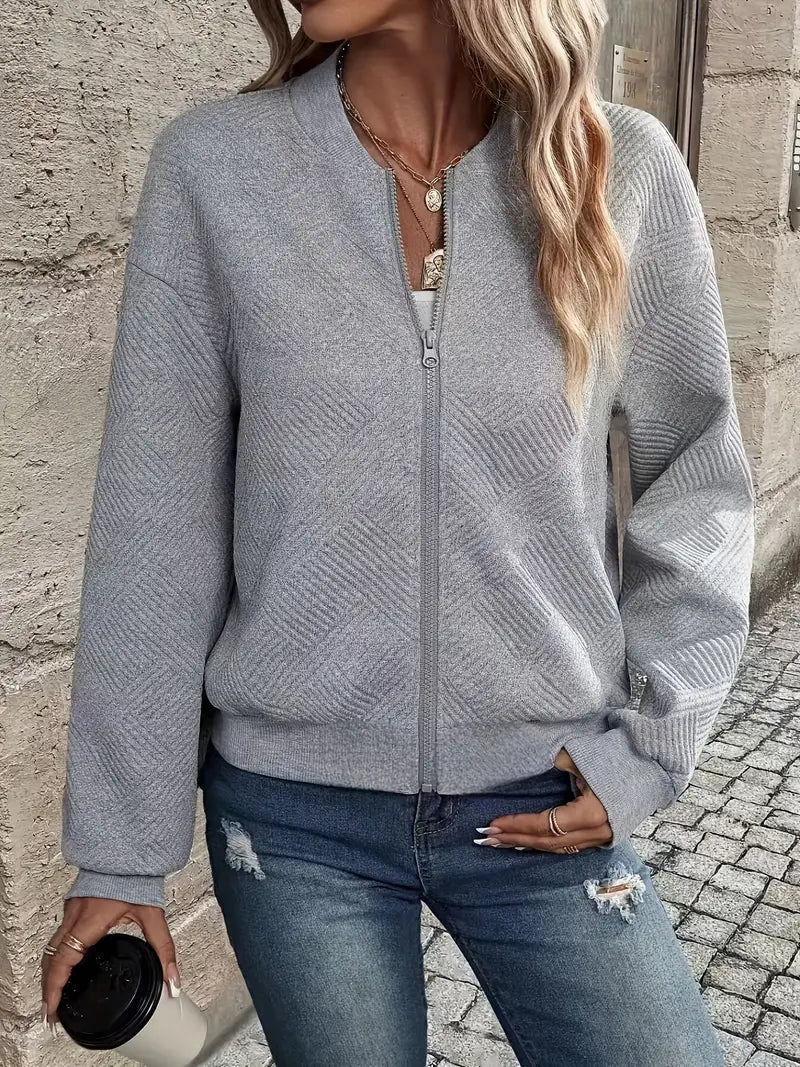 Bequeme Damen Strickjacke mit Reißverschluss, strukturiert. Ergänzt jedes Damenmode-Outfit elegant.