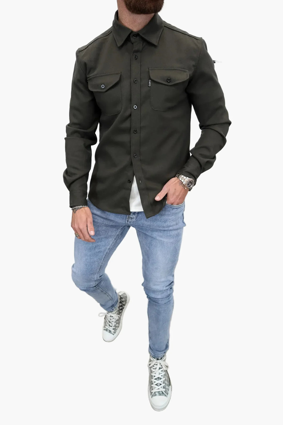 Nahaufnahme des modernen Herren-Freizeithemds. Deutlich sichtbare Brusttaschen, hochwertiger Stoff.