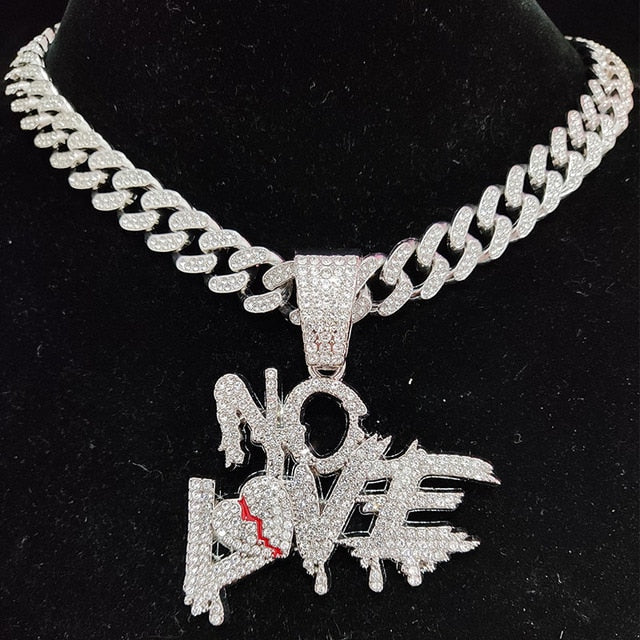 Funkelnde "NO LOVE" Strass Halskette, goldfarben. Unisex Hip Hop Statement-Schmuck im kubanischen Design.