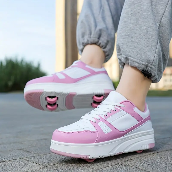 Fröhliches Kind fährt mit den unisex Freizeitschuhen & Rollschuh-Rädern; perfekt für Bewegung im Freien.