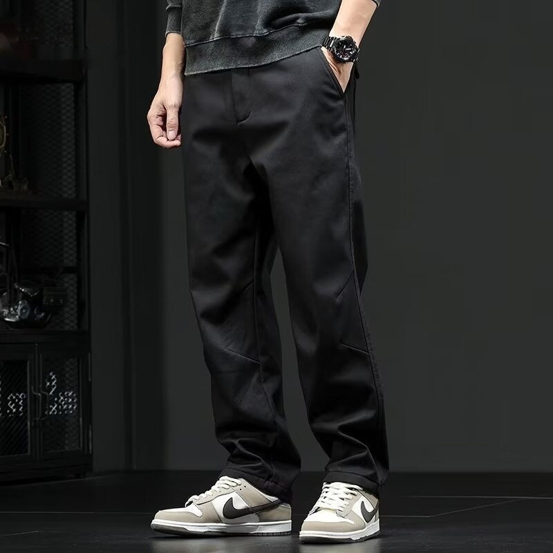 Bequeme, locker geschnittene Herren-Freizeithose in Schwarz mit geradem Bein für stilvollen Alltags- und Streetwear-Look.
