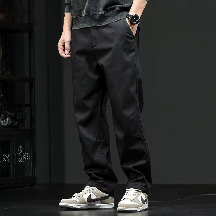 Bequeme, locker geschnittene Herren-Freizeithose in Schwarz mit geradem Bein für stilvollen Alltags- und Streetwear-Look.