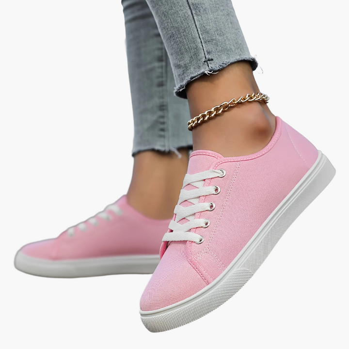 Schräger Blick auf die modernen Damen Schnür-Sneaker, die Form und Funktion vereinen.