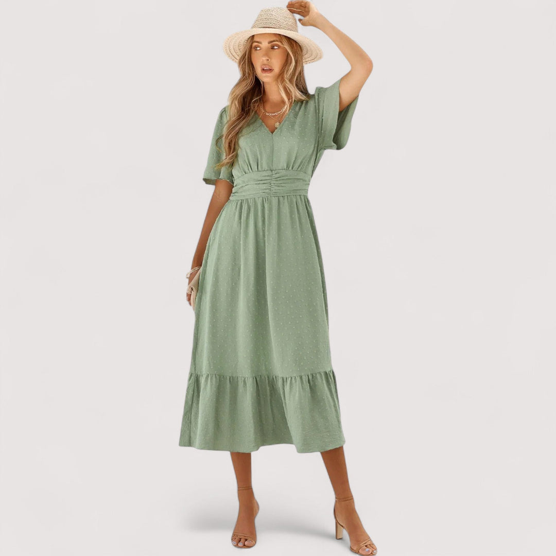Luftiges Damen Maxikleid mit tiefem V-Ausschnitt und fließendem Stoff. Ein bequemes Sommerkleid für Damen.