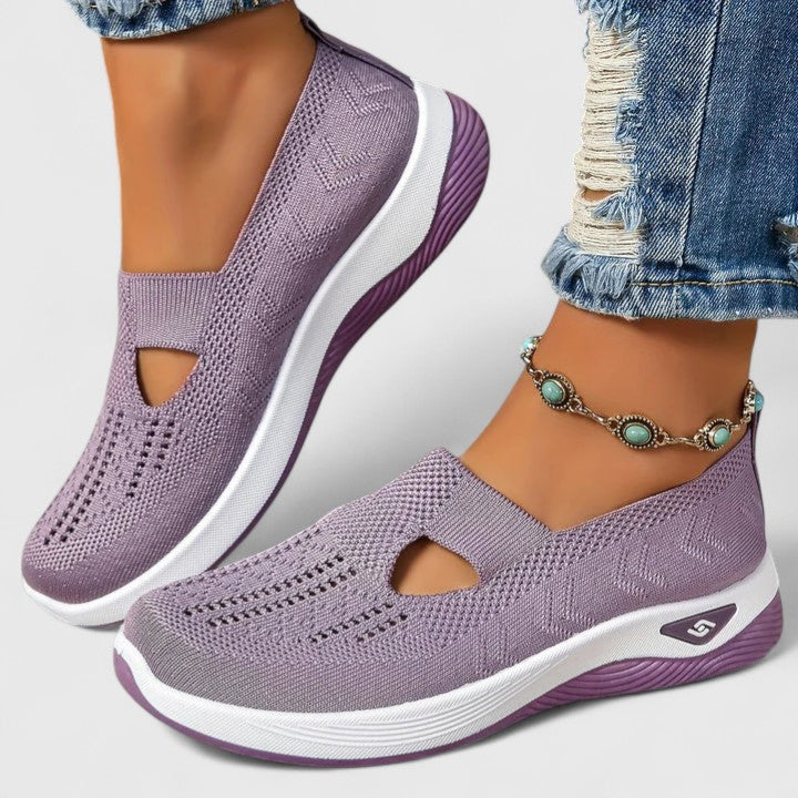 Frau trägt atmungsaktive Damen Slip-On Mesh-Sneaker beim Spaziergang, betont Leichtigkeit & Gehkomfort.
