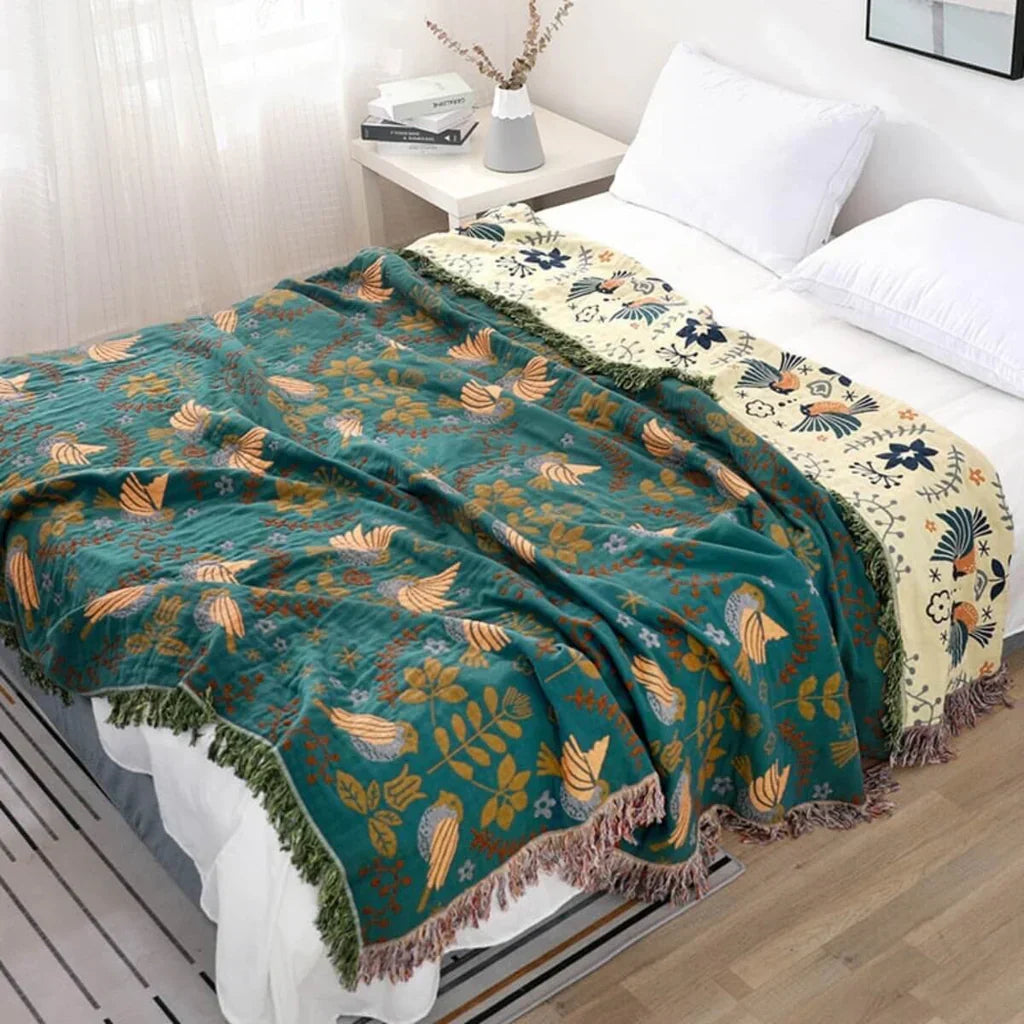 Wendbare skandinavische Baumwoll-Decke mit Vogelmotiv, perfekt für gemütliches Wohndesign.
