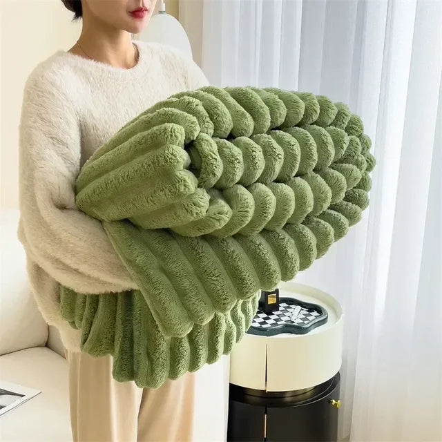 Plüschdecke auf Sofa: Dekorative, weiche Wohndecke über einem Sofa im Wohnzimmer, bereit für gemütliche Stunden.