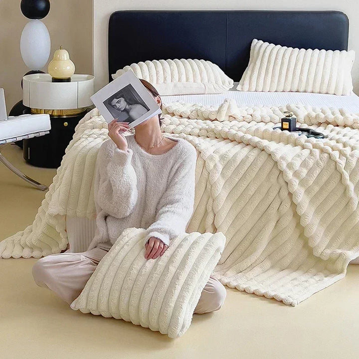 Warme Winterdecke: Gemütliche Plüschdecke für kalte Tage im Schlafzimmer. Bietet flauschigen Komfort & Wärme.