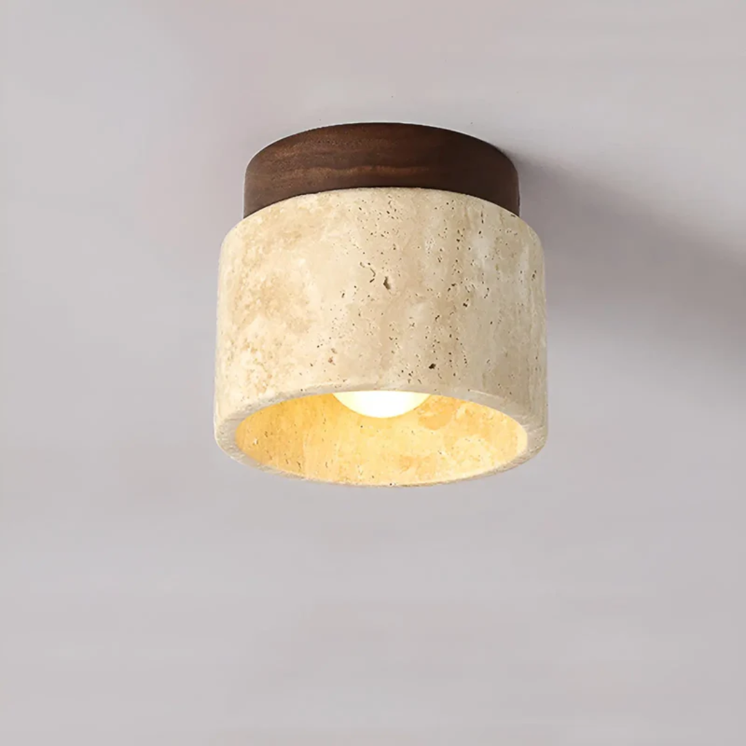 Nahaufnahme der Wabi Sabi Deckenleuchte aus hochwertigem Travertin-Marmor & Holz. Japanische Ästhetik.