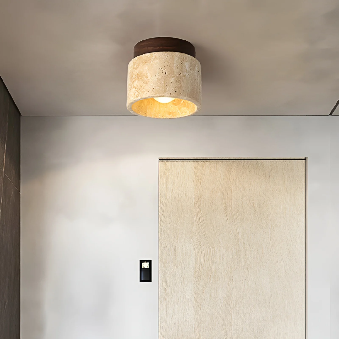 Wabi Sabi Deckenleuchte aus japanischem Marmor, Travertin & Holz. Minimalistische LED-Beleuchtung für ruhige Räume.