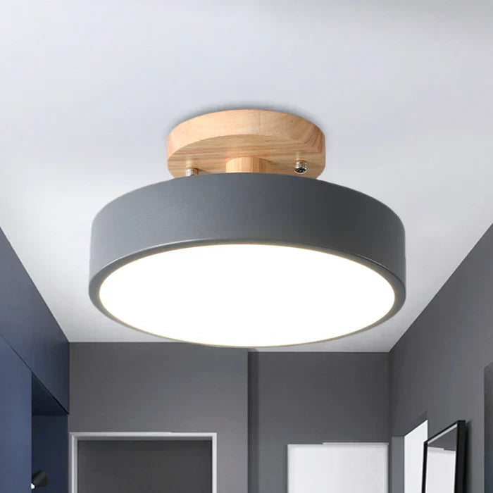 Ansicht der modernen LED Deckenleuchte aus Holz & Metall, perfekt als Wohnzimmer- oder Flurlampe. Klare Linien.