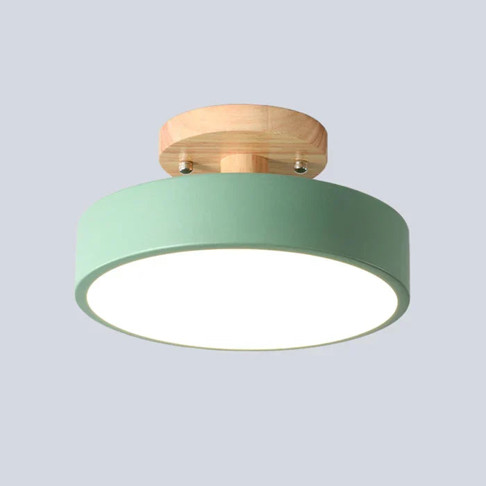 Dreifarbige skandinavische LED Deckenlampe, energieeffizient, schafft stimmungsvolle Beleuchtung im Wohnraum.