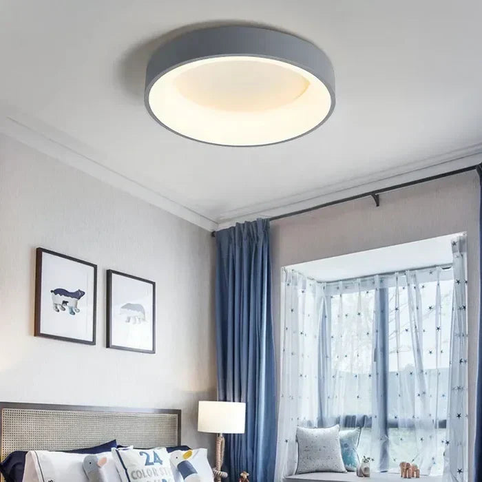 Helle LED Deckenbeleuchtung, modern und zeitlos, perfekt für Wohnzimmer und Büroräume.