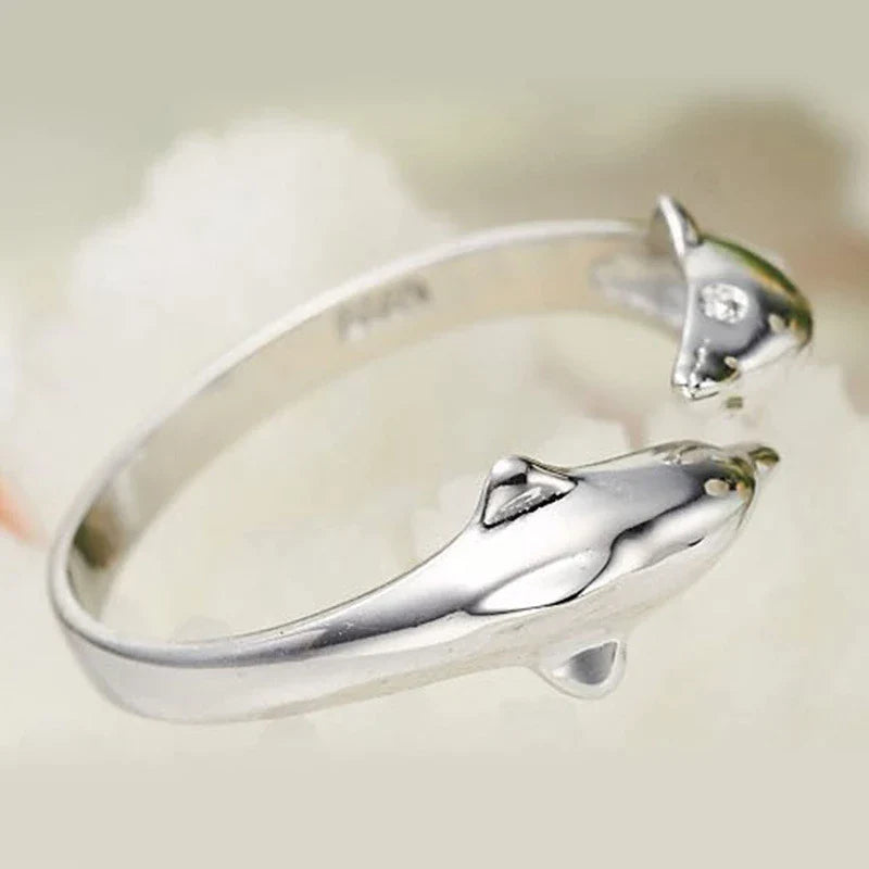 Hochwertiger Silberring mit filigranen Delfinen, verstellbar. Stylischer Tierring für Damen und Herren, tolles Geschenk.