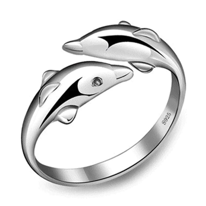Eleganter Unisex Silberring mit zwei anmutigen Delfinen, symbolisiert Schutz & Freude. Perfekter Schmuck mit Meeresmotiv.