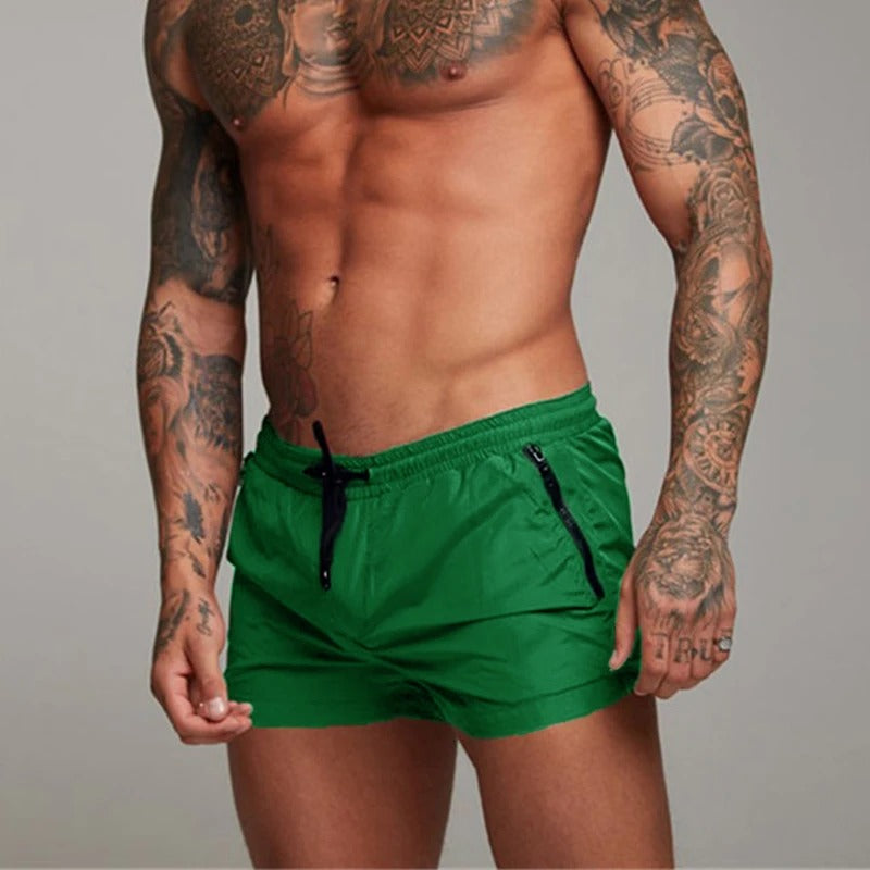 Trendige Herren Bademode: schnelltrocknende Sportshorts für den Sommer, am Strand oder Pool getragen.