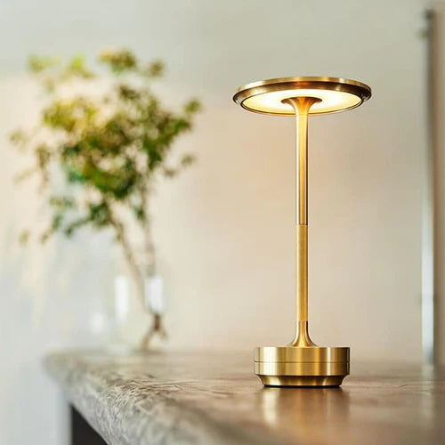 AuraGlow kabellose smarte LED Tischlampe für stilvolles Ambiente und gemütliches Licht.