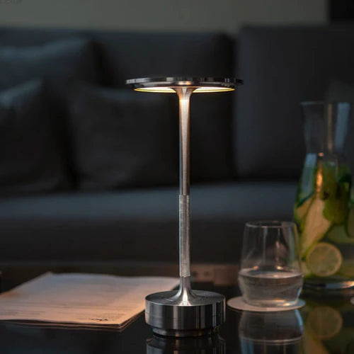 Detailaufnahme der hochwertigen AuraGlow Smart LED Tischlampe, modernes Design und edle Optik.