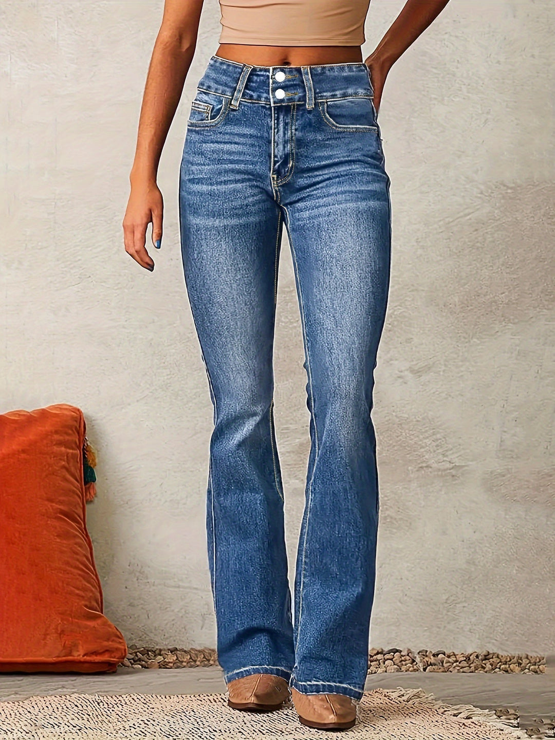 Damen High-Waist Jeans mit weitem Bein in Dunkelblau, kombiniert für einen eleganten Casual Look, perfekt für den Alltag.