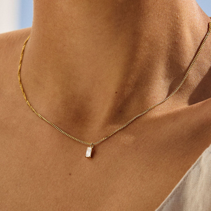 Elegante Damen Kristall-Halskette mit funkelndem Anhänger. Wasserfest, hypoallergen und verstellbar.