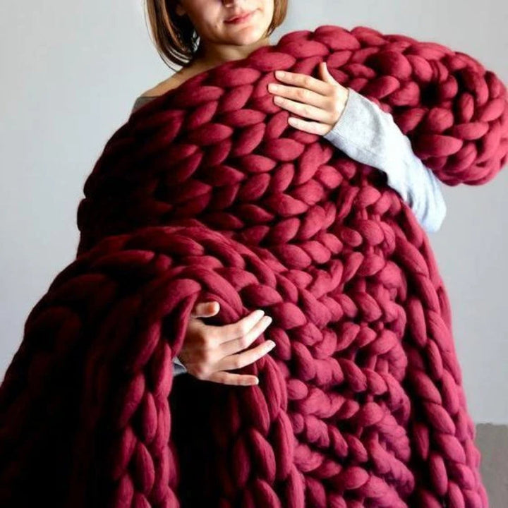Stapel von farbigen Chunky XL Wollgarnen (1000g). Erstelle einzigartige, kuschelige Decken, Kissen & kreative Wohnaccessoires.