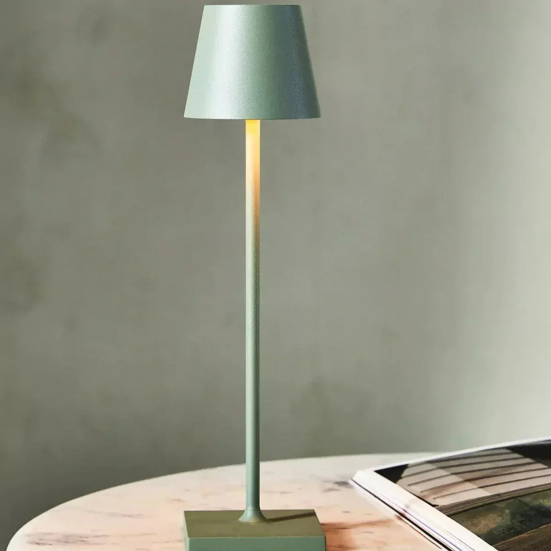 Modernes Design: Dimmbare Akku-Tischlampe aus Aluminium für Nachttisch oder Schreibtisch.