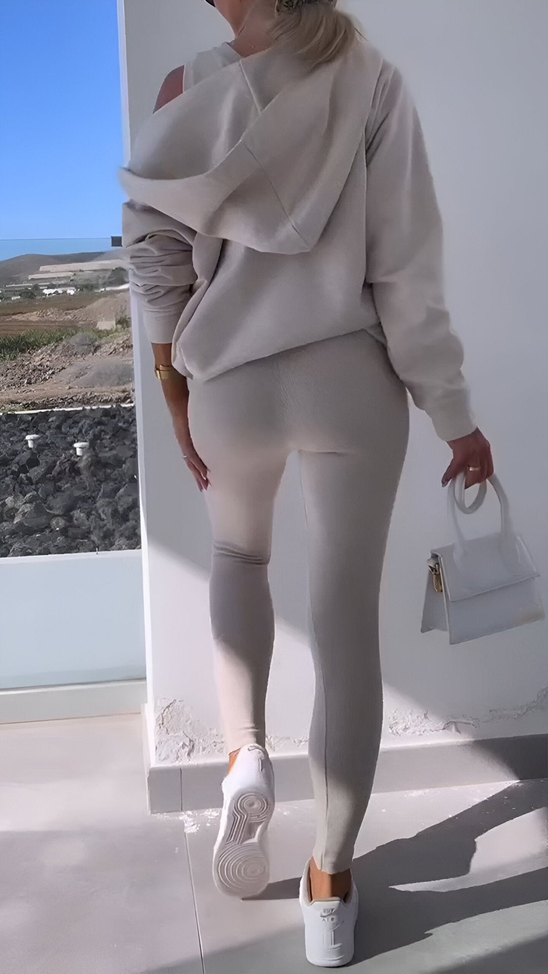 Weiches Damen Lounge-Set mit Kapuze, ideal als Jogginganzug oder Reiseoutfit.