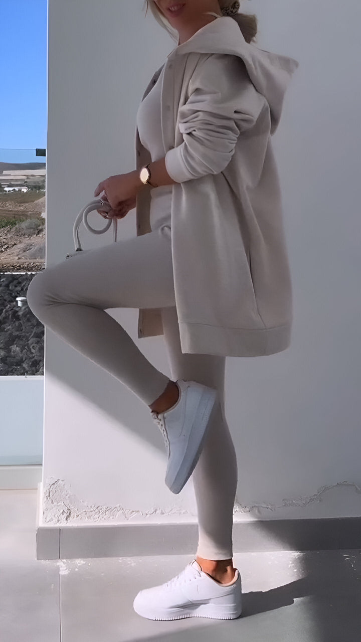 Stilvolles Damen Freizeitanzug Set mit Kapuzensweatshirt für Entspannung & Reise.