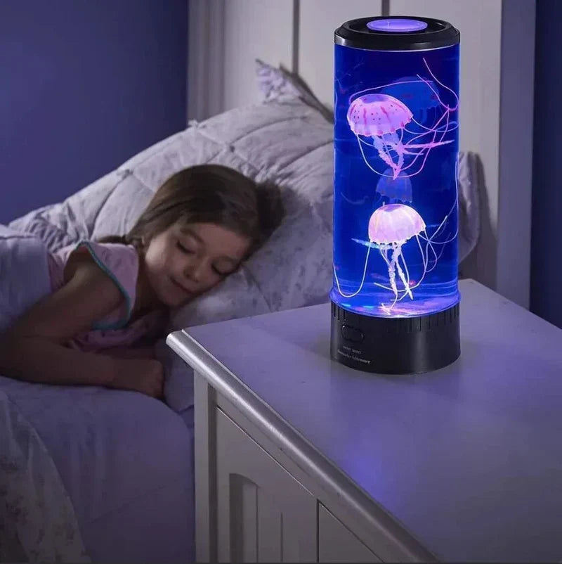LED Quallen Lava Lampe mit wechselnden Farben für entspannende Atmosphäre im Wohnzimmer.