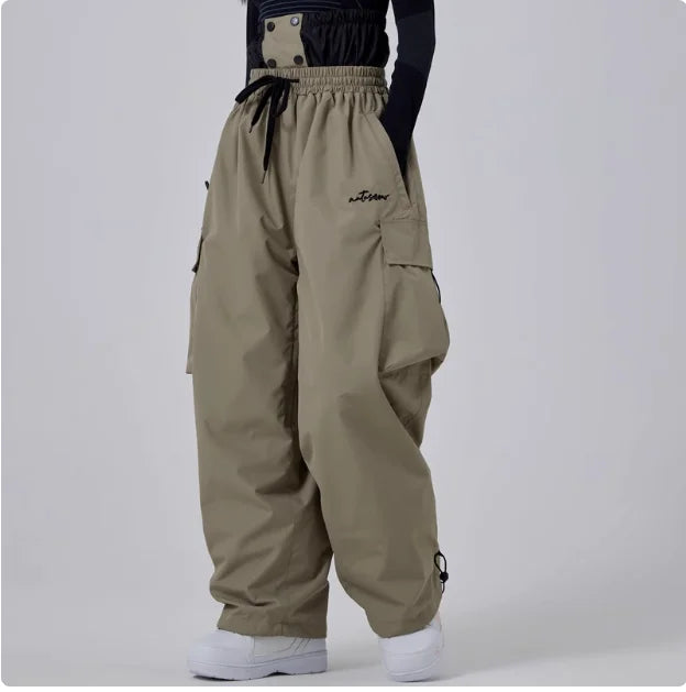 Moderne Herren Baggy Cargo Skihose in Schwarz, winddicht und wasserdicht für Wintersport und Freizeit auf der Piste.
