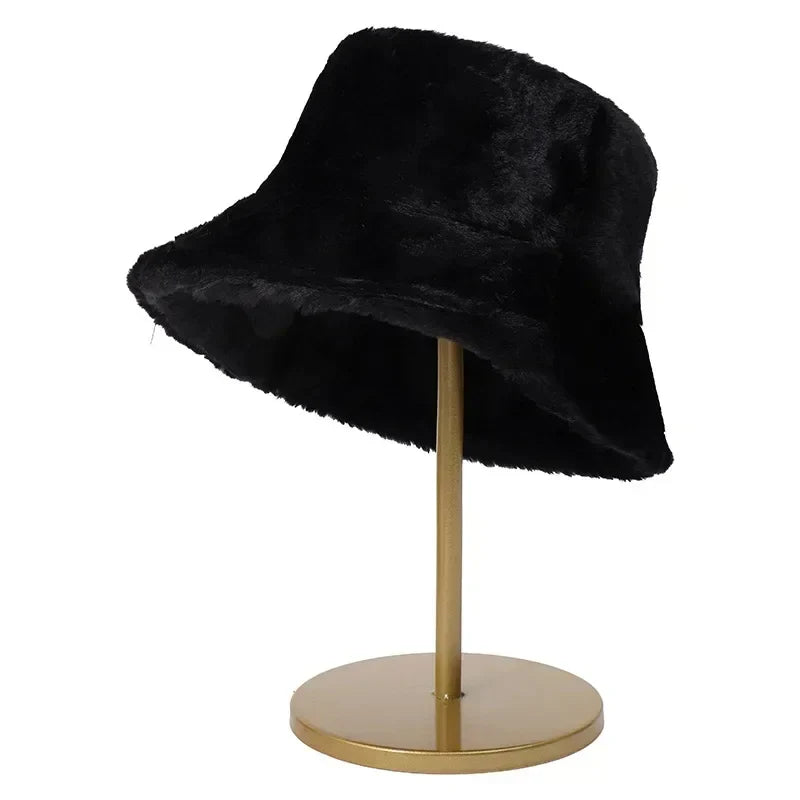 Eleganter Damenhut im Bucket-Stil aus Kunstpelz, hält warm und ist trendy.