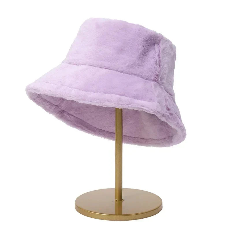 Damen Herbstmode: Weicher Kunstpelz Eimerhut, warm und schick.
