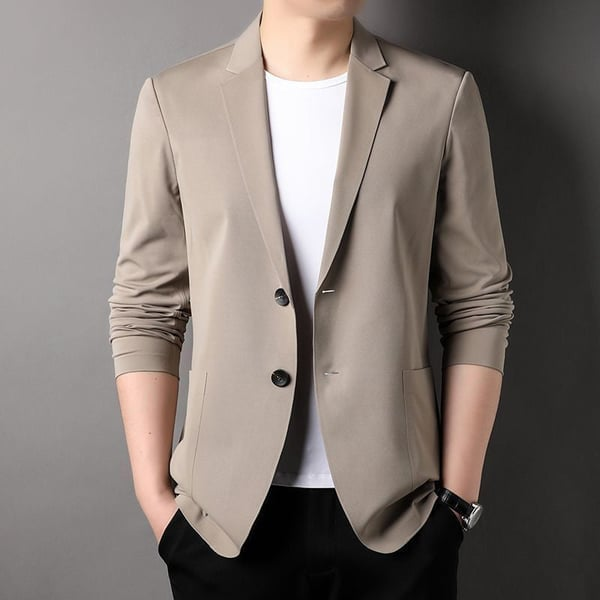 Nahaufnahme des hochwertigen Stoffes des Männer Blazers. Zeigt die feine Webstruktur des Sakkos.