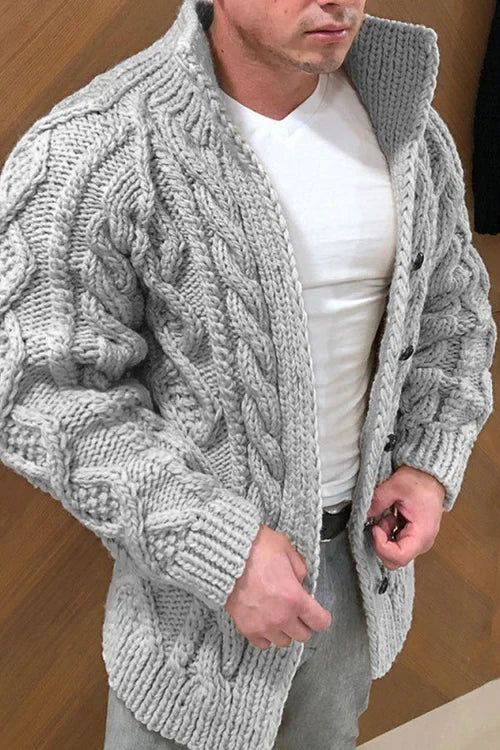 Elegante Herren-Strickjacke mit klassischem Kragen für stilvolle Herrenmode, perfekt für Herbst & Winter Outfits.