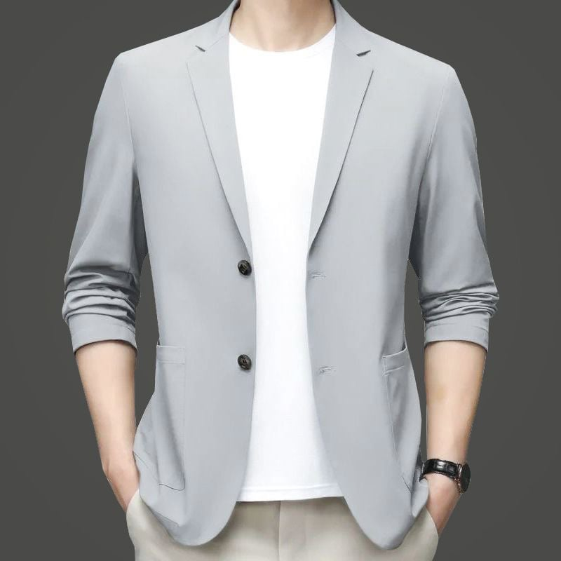 Detailaufnahme von Revers und Knöpfen des Männer Blazers. Unterstreicht die stilvolle Verarbeitung.
