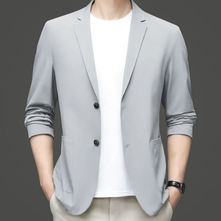 Detailaufnahme von Revers und Knöpfen des Männer Blazers. Unterstreicht die stilvolle Verarbeitung.