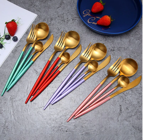24-teiliges Luxusbesteck aus Gold-Silber Edelstahl für 6 Personen, elegant & spülmaschinenfest.