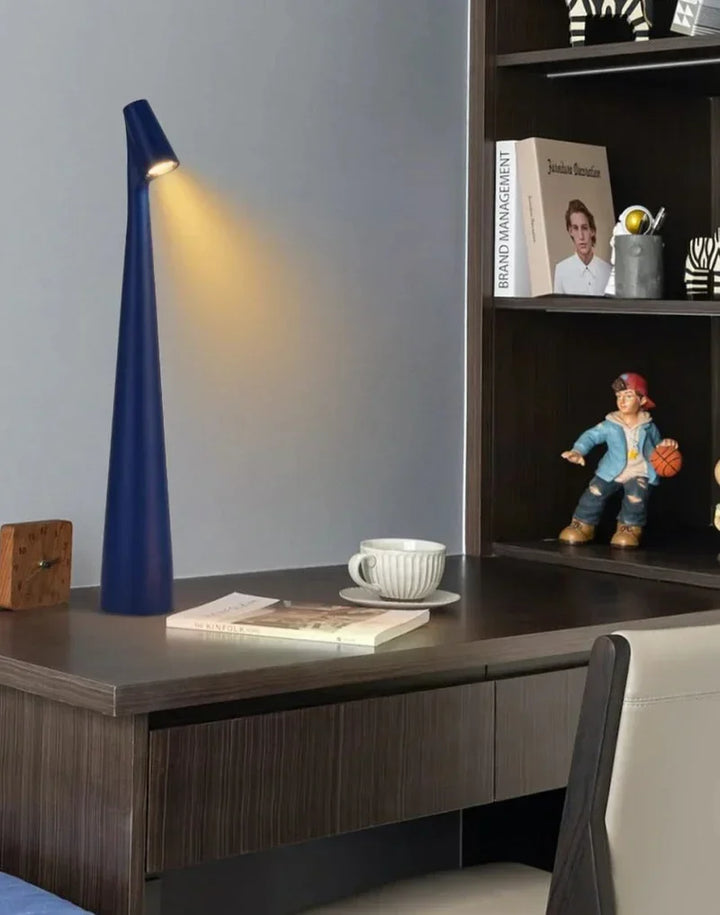 Elegante LunaLite LED-Tischlampe, kabellos, schafft warmes Ambiente im Schlafzimmer oder auf dem Nachttisch. Akkubetrieben.