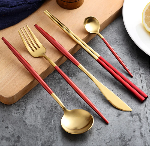 Hochwertiges Tafelbesteck-Set aus Edelstahl in Gold-Silber, perfekt für festliche Anlässe.