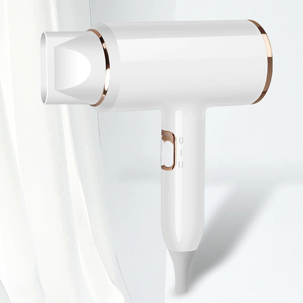 Leistungsstarker Föhn 2400W mit Ionen für Frizz-Kontrolle und geschmeidiges Styling.