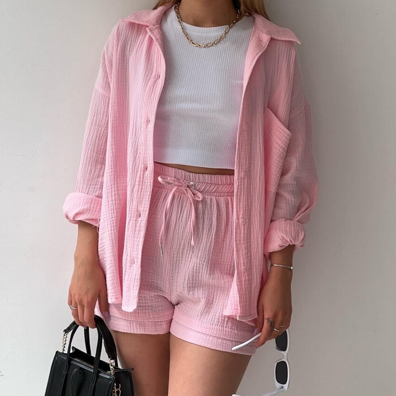 Zweiteiliges Damen Sommer Set mit lässiger Bluse & bequemen Shorts. Ideal für Urlaub & entspannte Tage.