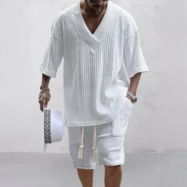 Stilvolles Herren Sommer Outfit: Kurzarmhemd & Shorts. Das komfortable Freizeit Set ist ideal für Reisen & Alltag.