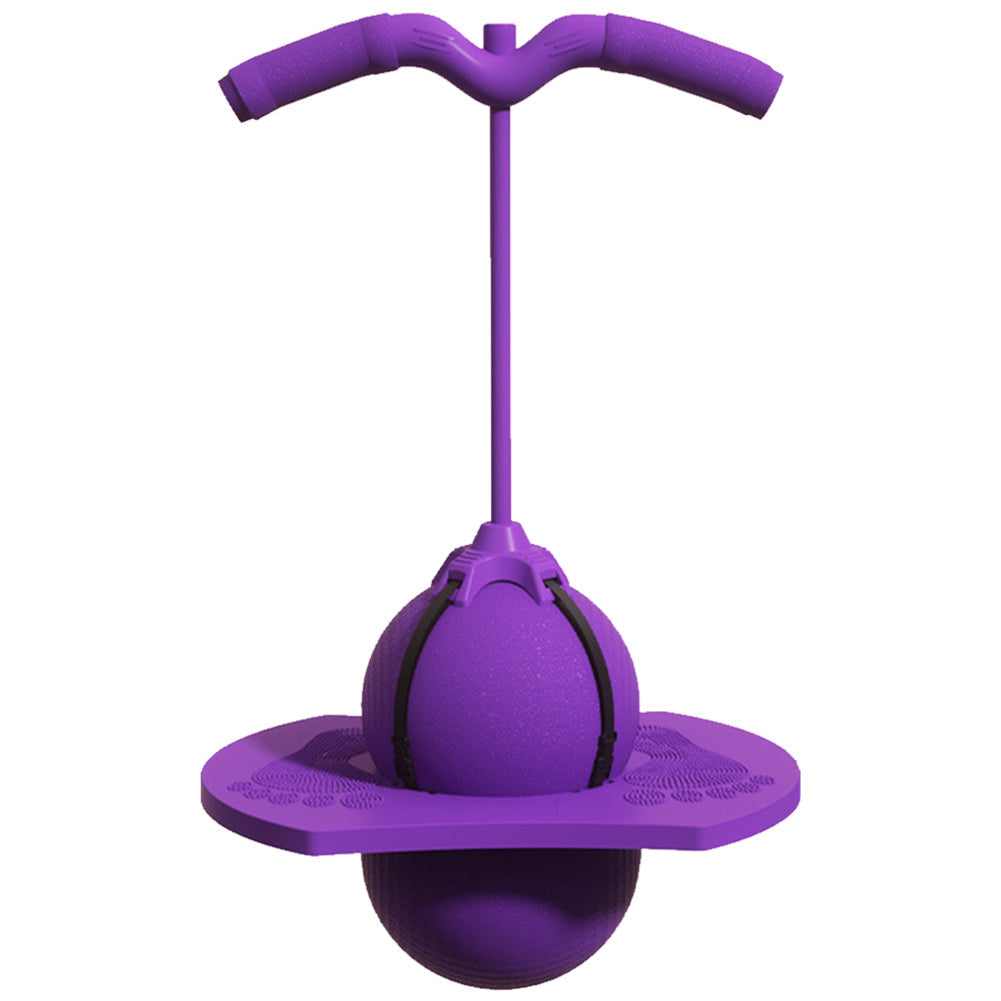 Kind springt fröhlich draußen auf dem Hüpfstock. Fördert Balance, Koordination & Motorik. Ideales Kinderspielzeug.