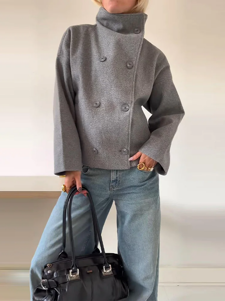Eleganter grauer Damen Kurzmantel mit Oversized-Schnitt & Stehkragen. Perfekt für Business Casual & Freizeit.