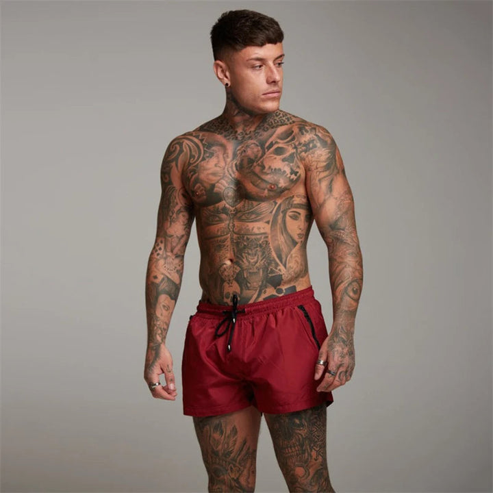 Detailaufnahme der schnelltrocknenden Herren Badehose mit Stretchmaterial für maximalen Komfort beim Schwimmen.
